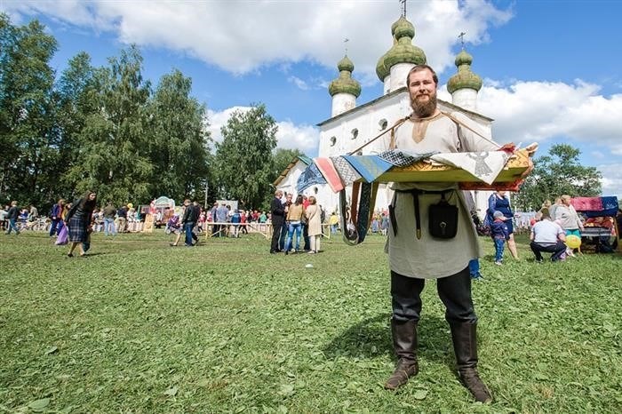 вызывает восхищение своими особенностями и сильным влиянием на общество. Русская мужская одежда отличается оригинальностью и уникальным стилем, который передает дух и национальный характер нашего народа. Она является воплощением исторического наследия и традиций, которые создают уникальный образ мужчины. Русская культура, в свою очередь, насыщена глубокими историческими корнями и яркими национальными особенностями. Она отличается многообразием и богатством, что делает ее уникальной и интересной для исследования и познания. Все это вместе создает неповторимый символ России, который продолжает вдохновлять и радовать людей со всего мира.