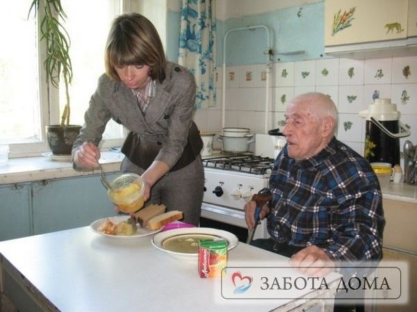 Одинокий пенсионер был привлечен социальным учреждением, чтобы предоставить ему услуги сиделки.